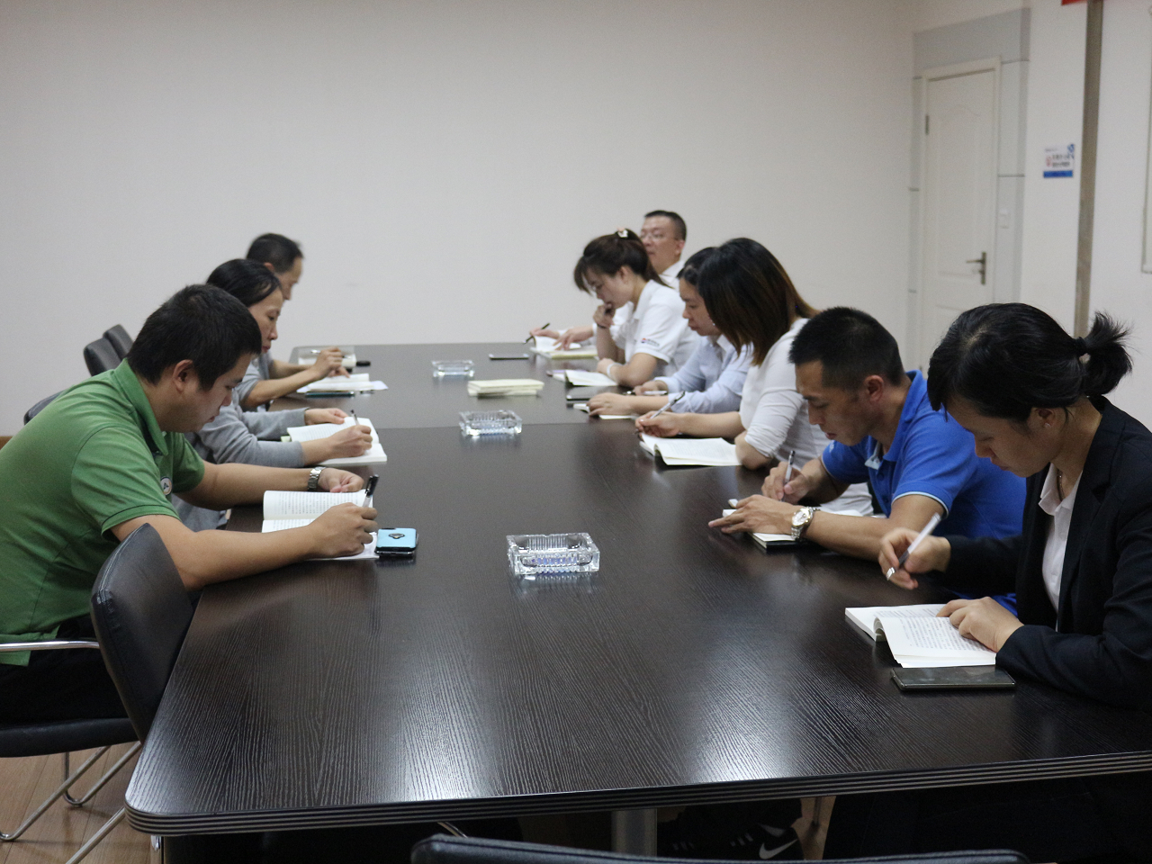 الرفاق في حزب السيارات المحيطية تعلم المعرفة النظرية مرة أخرى