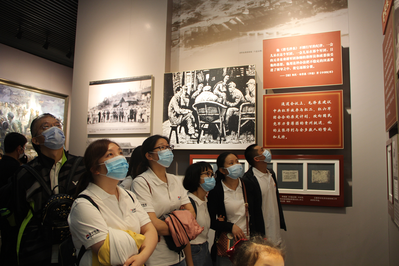 التعرف على تاريخ الحزب والاستماع إلى كلام الحزب والشعور بالشكر والذهاب مع الحزب - فرع حزب السيارات المحيطية يزور موقع مؤتمر زوني