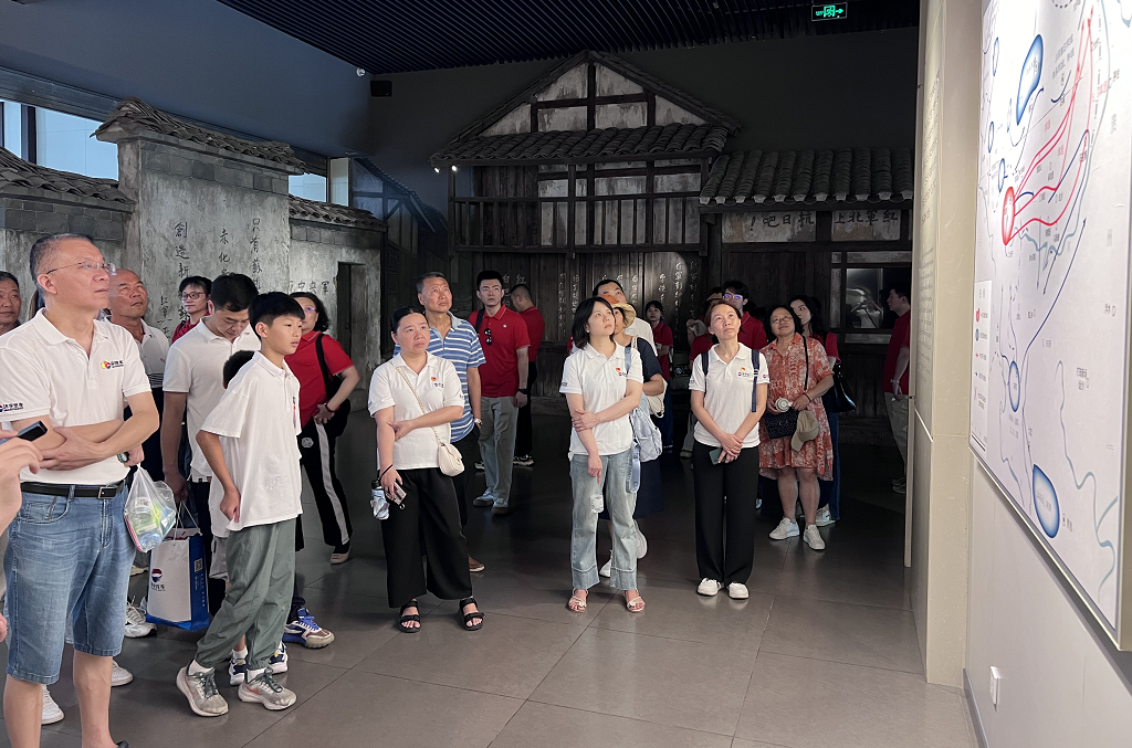 وراث روح الجيش الأحمر الثورية، فرع حزب السيارات هوانيو يزور القصر التذكاري لسيدو مياه حمراء