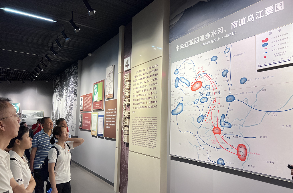 وراث روح الجيش الأحمر الثورية، فرع حزب السيارات هوانيو يزور القصر التذكاري لسيدو مياه حمراء