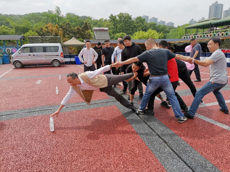 نشاط بناء المجموعة الأول للموظفين الإداريين