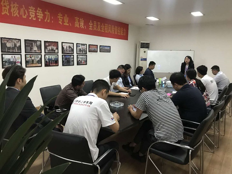 دورة توجيهية للموظفين الجدد ومناقشة للموظفين الجدد