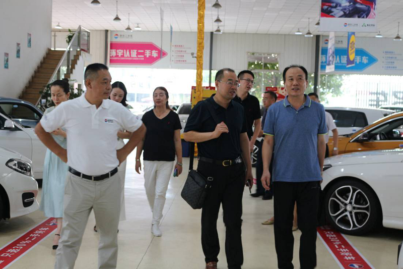 قادة لجنة التجارة في المدينة مع فريق البحوث التابع لإدارة التجارة في مقاطعة شاندونغ لزيارة العمل الإرشادي البيئي