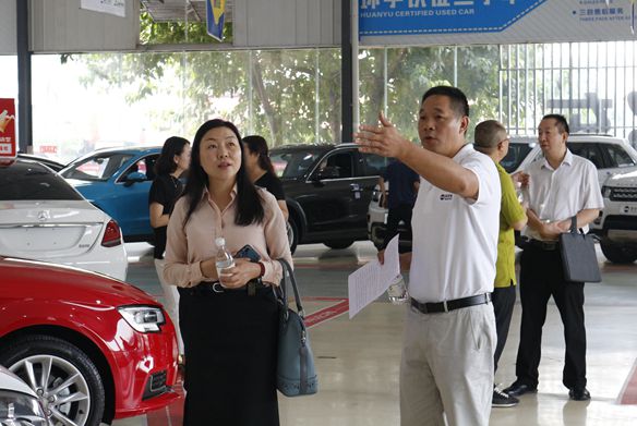 مدير مكتب المستهلك التابع للجنة التجارة في المدينة يزور البيئة لفحص عمل بناء النزاهة