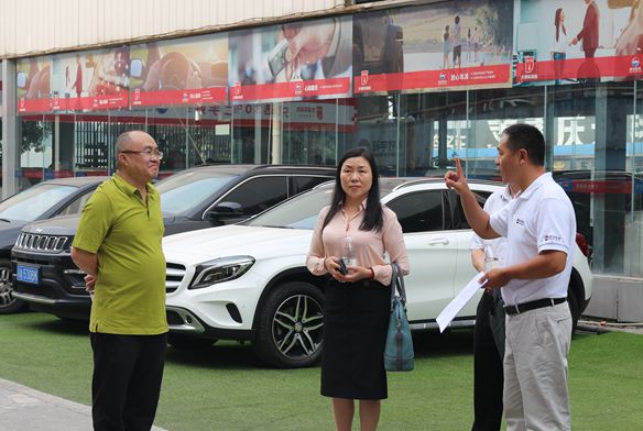 مدير مكتب المستهلك التابع للجنة التجارة في المدينة يزور البيئة لفحص عمل بناء النزاهة