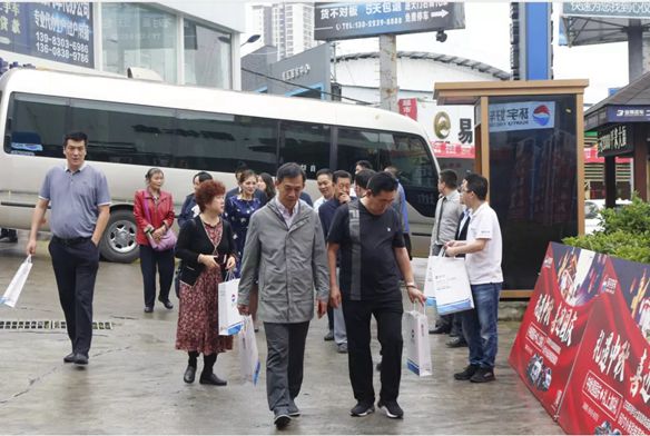 جمعية تداول السيارات الصينية مع ضيوف جمعيات صناعة السيارات في المقاطعات والبلديات لزيارة الفضاء البيئي