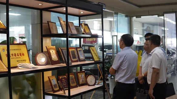 نرحب ترحيبًا حارًا باللجنة الدائمة للجنة الإقليمية لمنطقة بانان وقادة إدارة الجبهة الموحدة للمقاطعة في زيارة التوجيه!