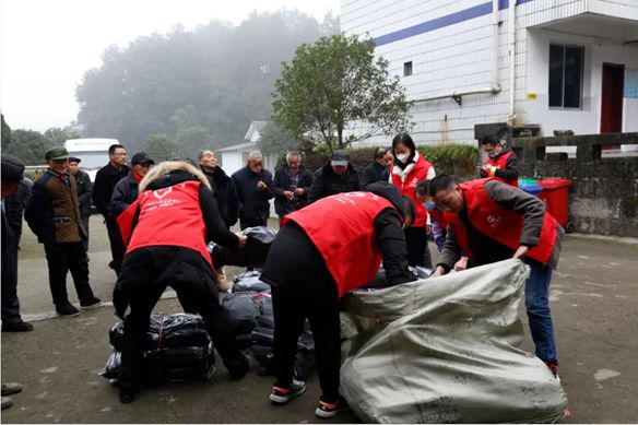 (ساعد على تنشيط الريف وتوفير الدفء لكبار السن) - السيارات المحيطة بالنفع العام