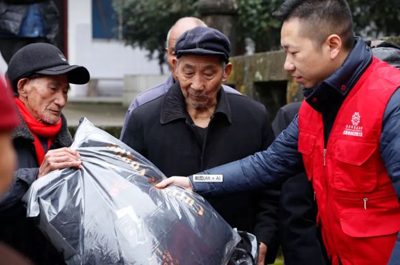 (ساعد على تنشيط الريف وتوفير الدفء لكبار السن) - السيارات المحيطة بالنفع العام