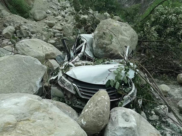 متطوعون من موظفي السيارات يذهبون إلى منطقة الزلزال للمشاركة في أعمال الإنقاذ