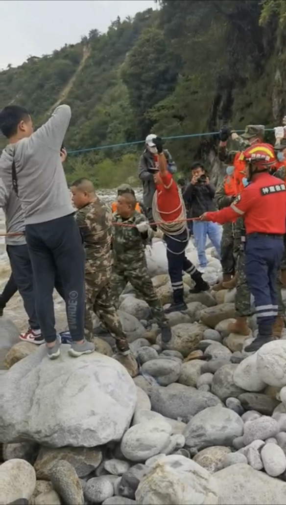 متطوعون من موظفي السيارات يذهبون إلى منطقة الزلزال للمشاركة في أعمال الإنقاذ