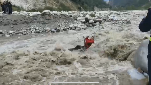 متطوعون من موظفي السيارات يذهبون إلى منطقة الزلزال للمشاركة في أعمال الإنقاذ