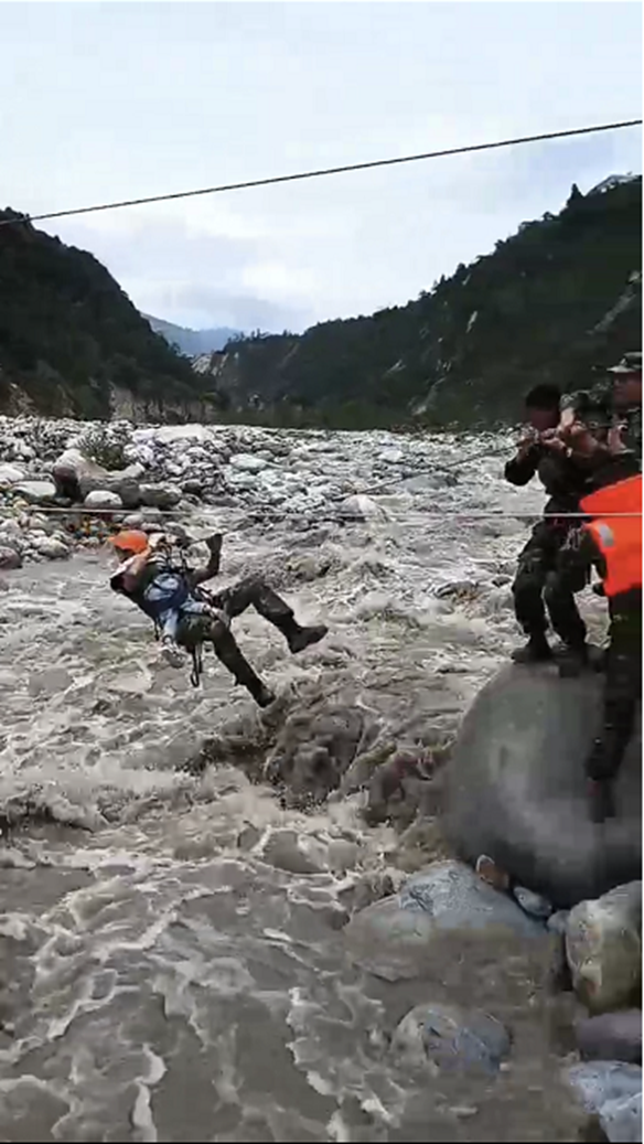 متطوعون من موظفي السيارات يذهبون إلى منطقة الزلزال للمشاركة في أعمال الإنقاذ