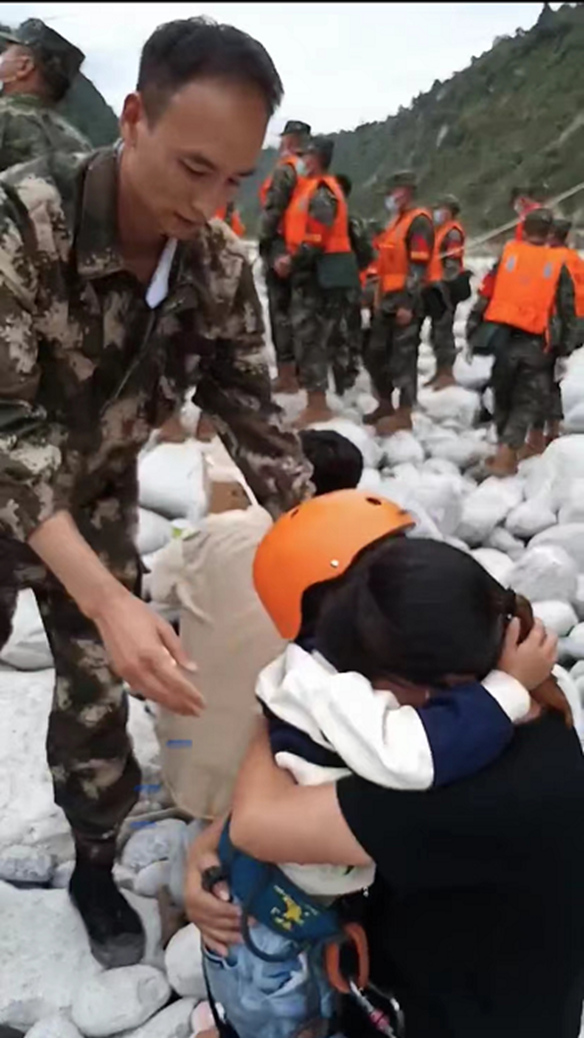 متطوعون من موظفي السيارات يذهبون إلى منطقة الزلزال للمشاركة في أعمال الإنقاذ