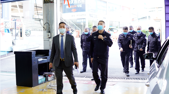 نرحب ترحيبا حارا نائب قائد قوة شرطة دوريات المرور تشونغشينغ سوجيا وفكرته في زيارة العمل التوجيهي للسيارات هوانيو