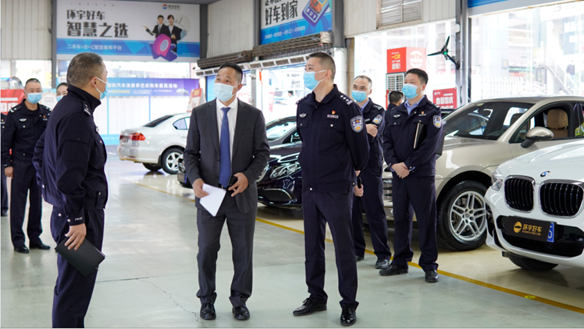 نرحب ترحيبا حارا نائب قائد قوة شرطة دوريات المرور تشونغشينغ سوجيا وفكرته في زيارة العمل التوجيهي للسيارات هوانيو