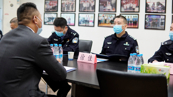 نرحب ترحيبا حارا نائب قائد قوة شرطة دوريات المرور تشونغشينغ سوجيا وفكرته في زيارة العمل التوجيهي للسيارات هوانيو