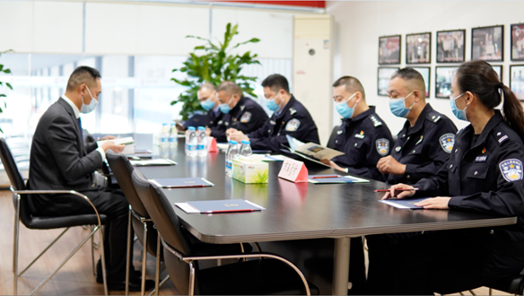 نرحب ترحيبا حارا نائب قائد قوة شرطة دوريات المرور تشونغشينغ سوجيا وفكرته في زيارة العمل التوجيهي للسيارات هوانيو
