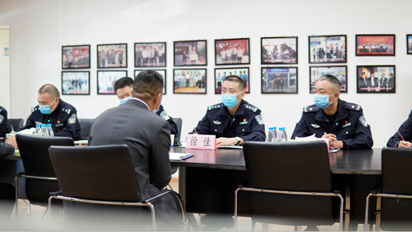 نرحب ترحيبا حارا نائب قائد قوة شرطة دوريات المرور تشونغشينغ سوجيا وفكرته في زيارة العمل التوجيهي للسيارات هوانيو