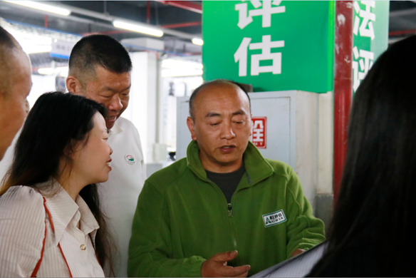 نرحب ترحيبا حارا بقيادات جمعية تداول السيارات الصينية وزملائها ومدير لجنة التجارة في منطقة بانان ليو تشي لزيارة العمل التوجيهي