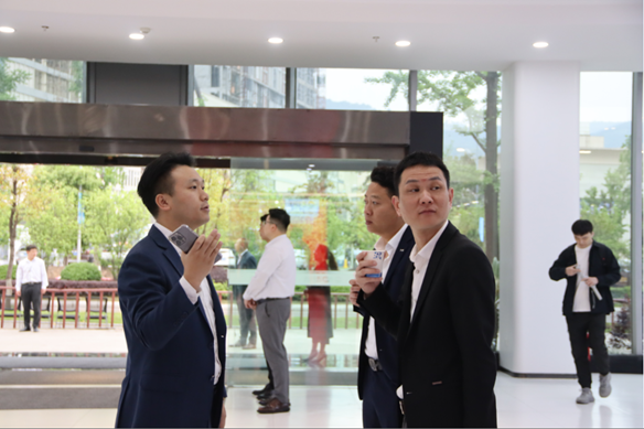 نرحب ترحيبا حارا بقيادات جمعية تداول السيارات الصينية وزملائها ومدير لجنة التجارة في منطقة بانان ليو تشي لزيارة العمل التوجيهي