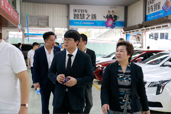 نرحب ترحيبا حارا بقيادات جمعية تداول السيارات الصينية وزملائها ومدير لجنة التجارة في منطقة بانان ليو تشي لزيارة العمل التوجيهي