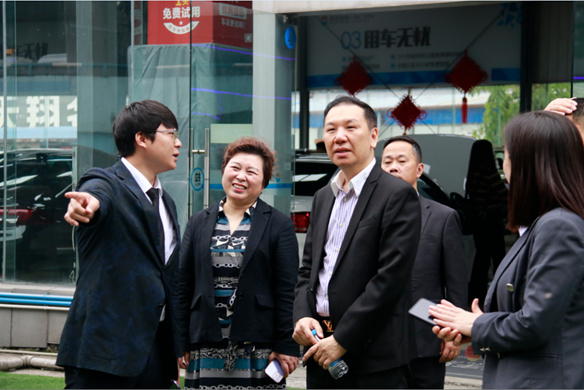 نرحب ترحيبا حارا بقيادات جمعية تداول السيارات الصينية وزملائها ومدير لجنة التجارة في منطقة بانان ليو تشي لزيارة العمل التوجيهي