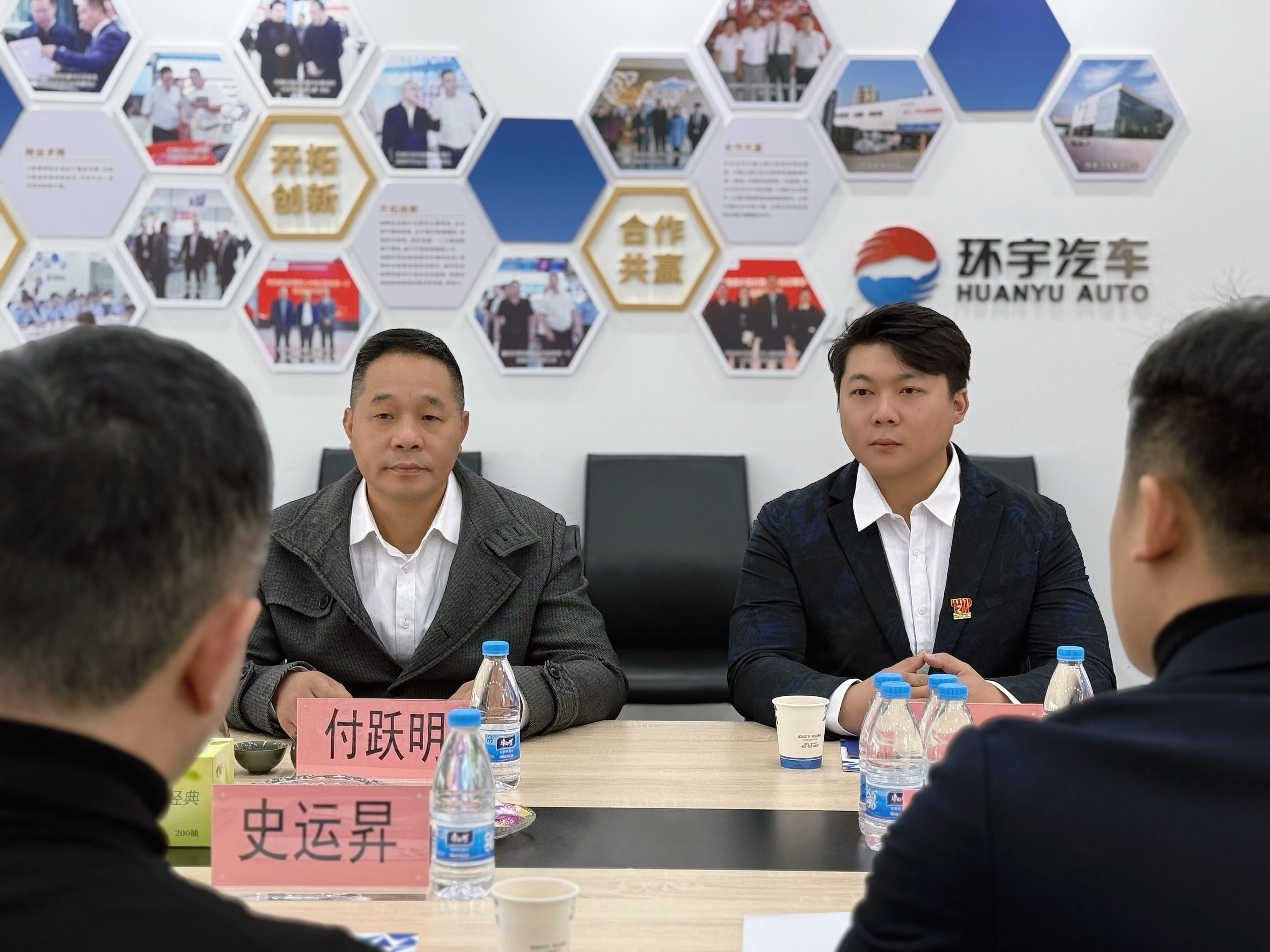 زيارة المدير العام لشركة تيانجين هواتو للسيارات شي يونشنغ وفريقها إلى شركة تشونغتشين هوانيو للسيارات ، لمناقشة التعاون في تصدير السيارات المستعملة