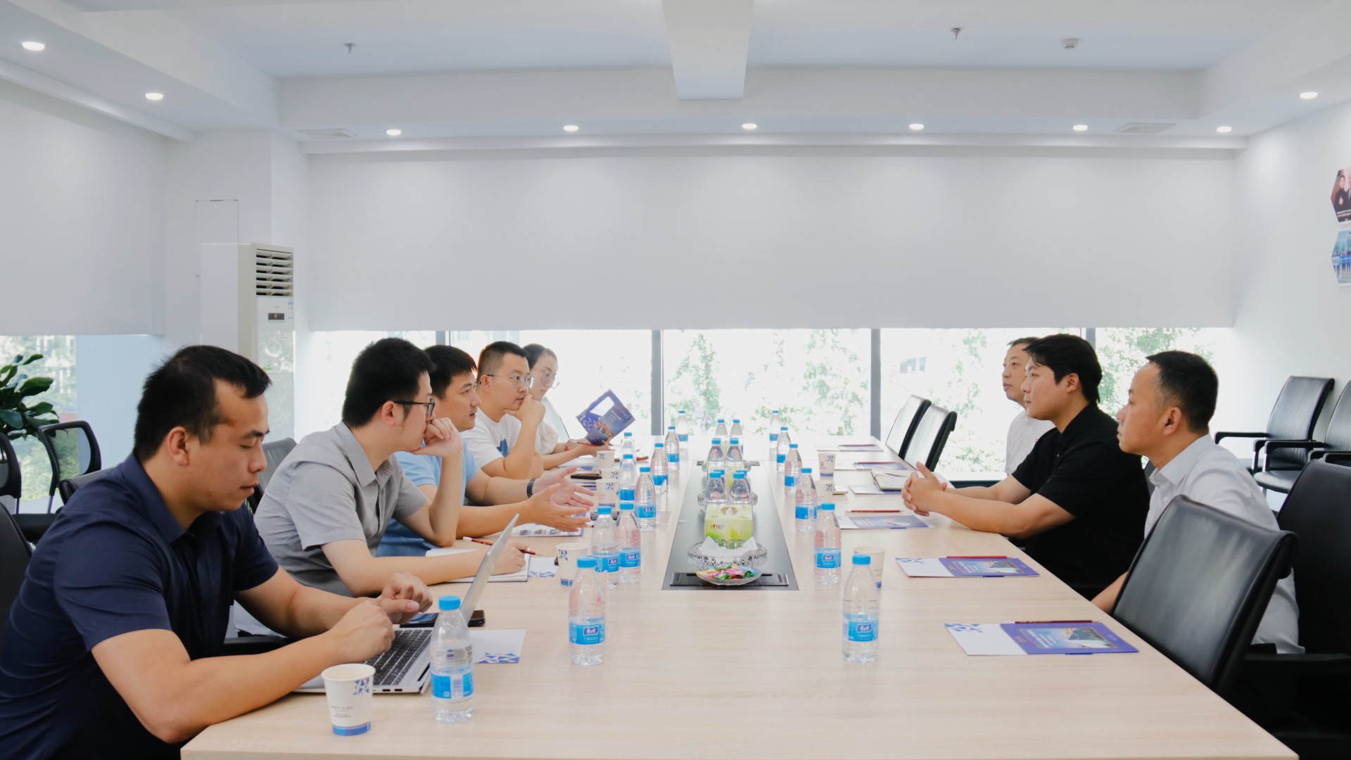 زيارة كبار المسؤولين التنفيذيين لشركة شيامن شيندا الدولية للتجارة السيارات قاعدة تصدير السيارات المستعملة بانان في تشونغتشين