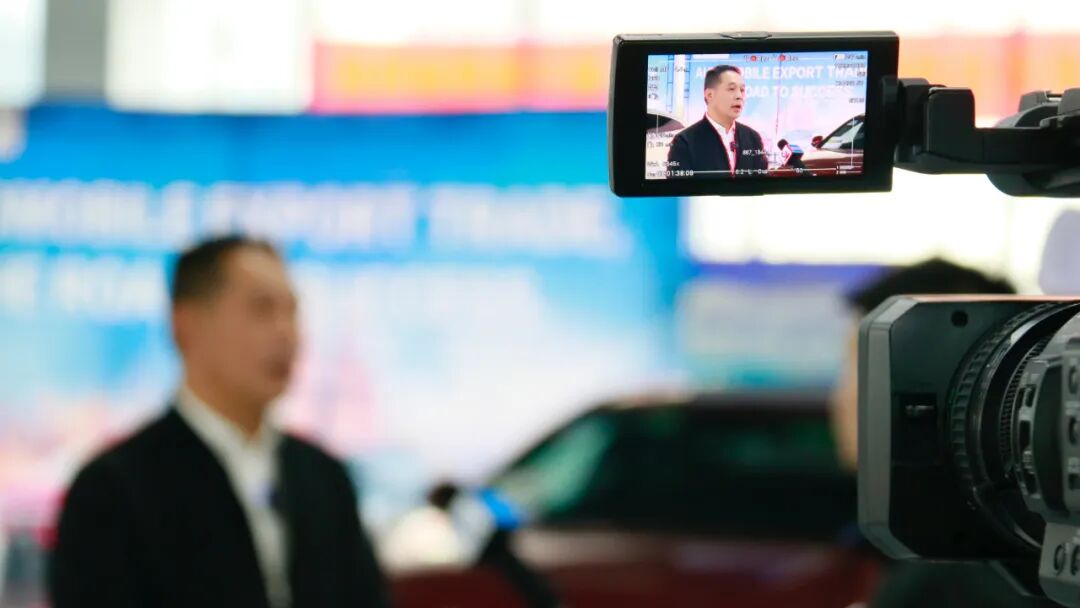 شركة تشونغتشينغ هوانيو للسيارات تطلب بنجاح مؤهلات تصدير السيارات المستعملة وتحقق أول تصدير للسيارات المستعملة في جنوب بامان تحت السياسة الجديدة