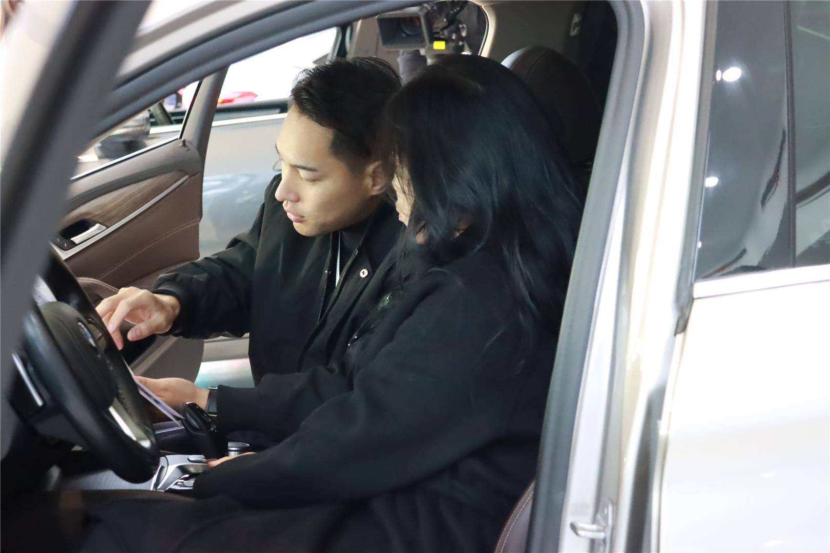 السيارات الثانوية: تجعل المعلومات عن السيارات المستعملة 