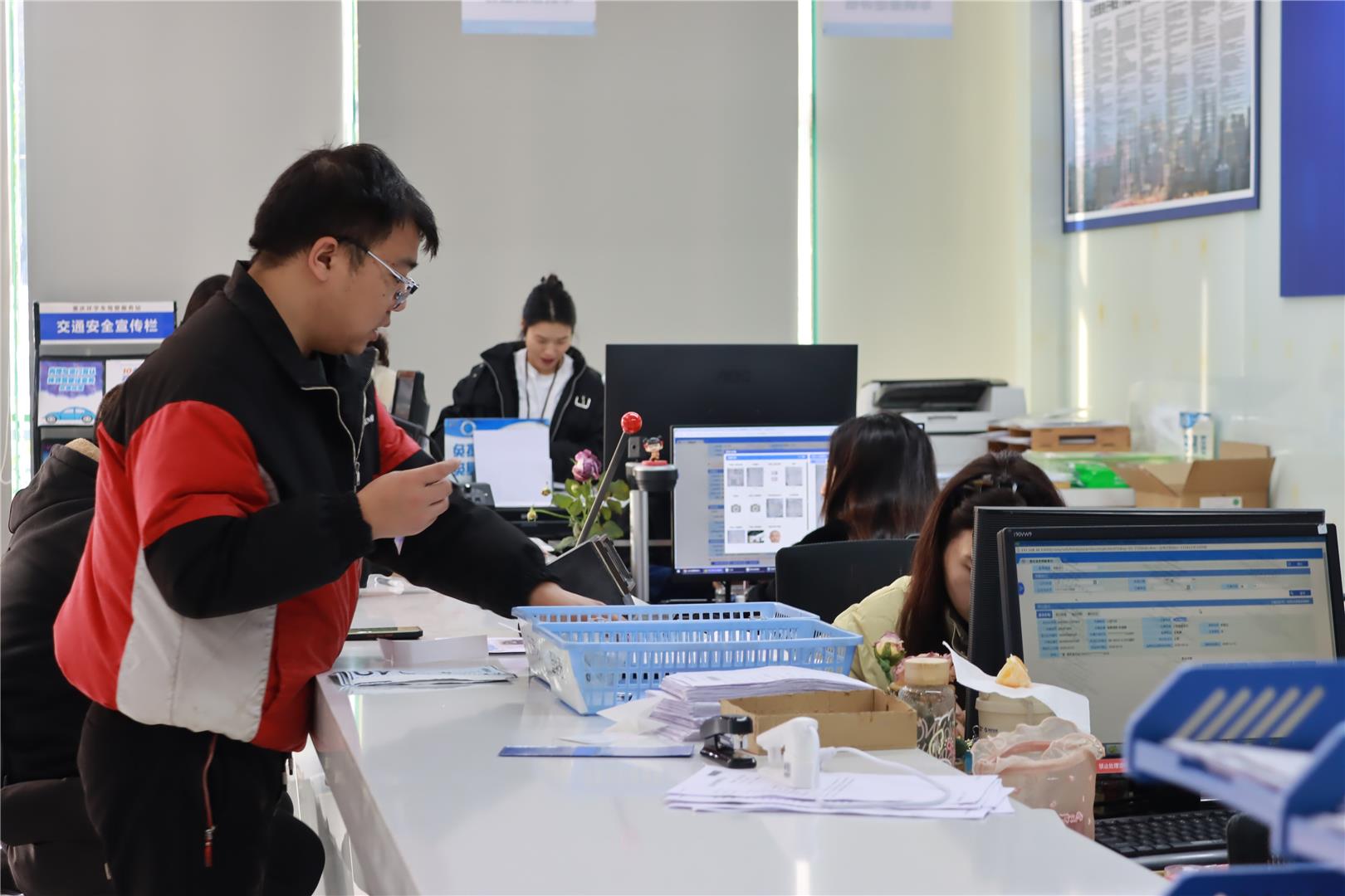 السيارات الثانوية: تجعل المعلومات عن السيارات المستعملة 