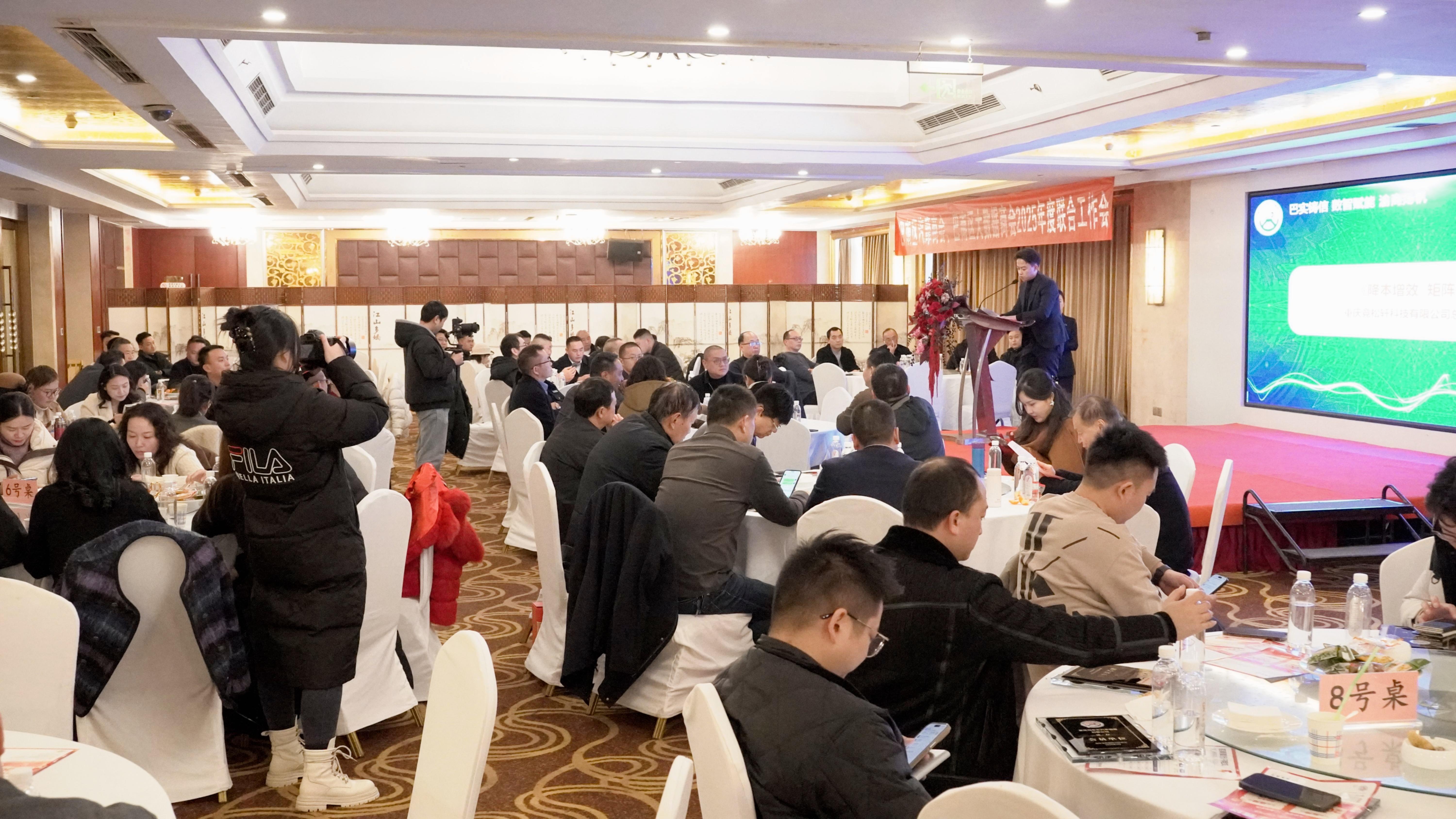 تشونغتشينغ هوانيو السيارات تساعد التحول الرقمي الذكي لصناعة السيارات في بانان