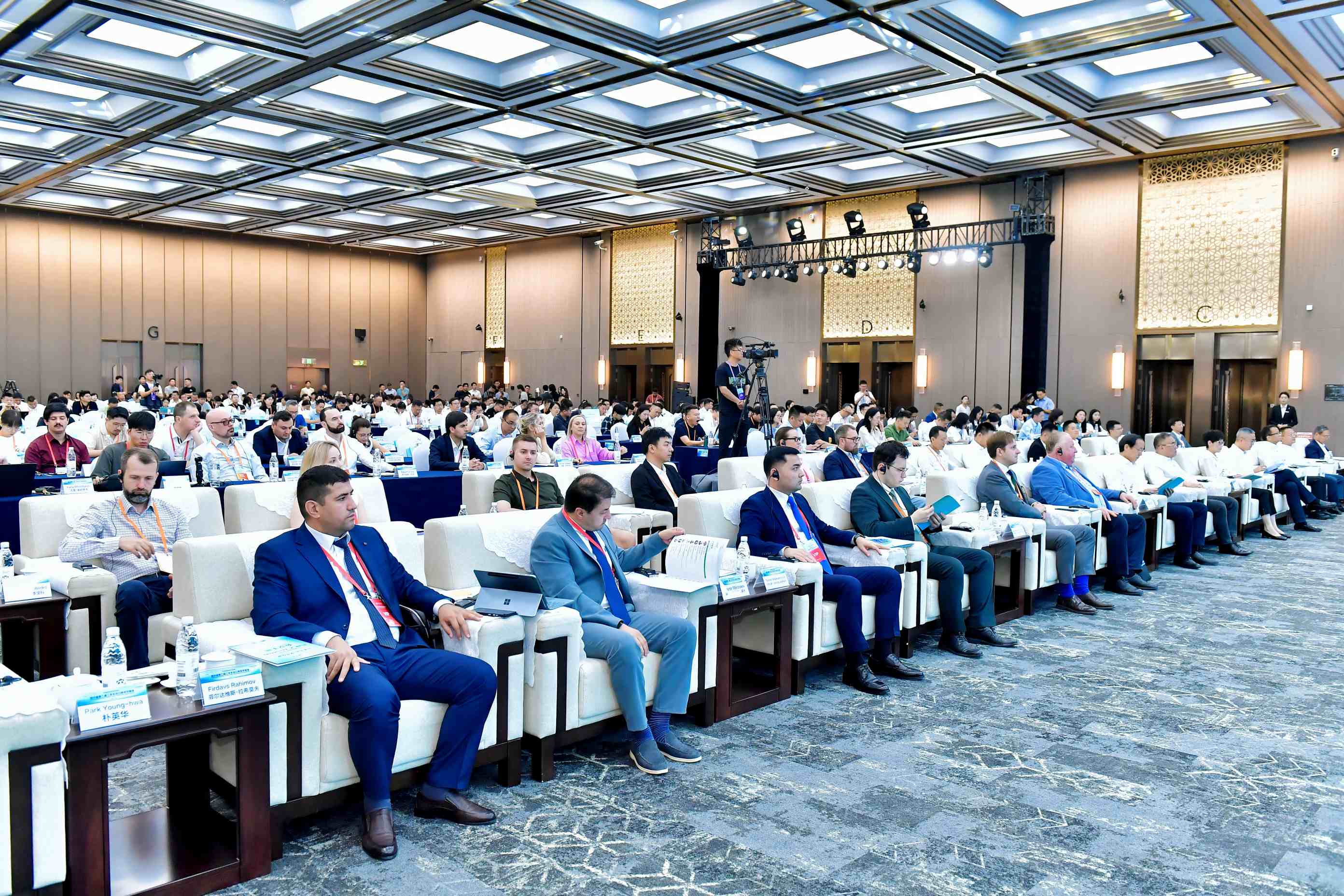 وقعت شركة هوانيو للسيارات اتفاقية التنمية التعاونية لقاعدة تصدير السيارات المستعملة الوطنية ، بالتعاون مع 7 قواعد رئيسية لتوسيع ممر جديد إلى البحر