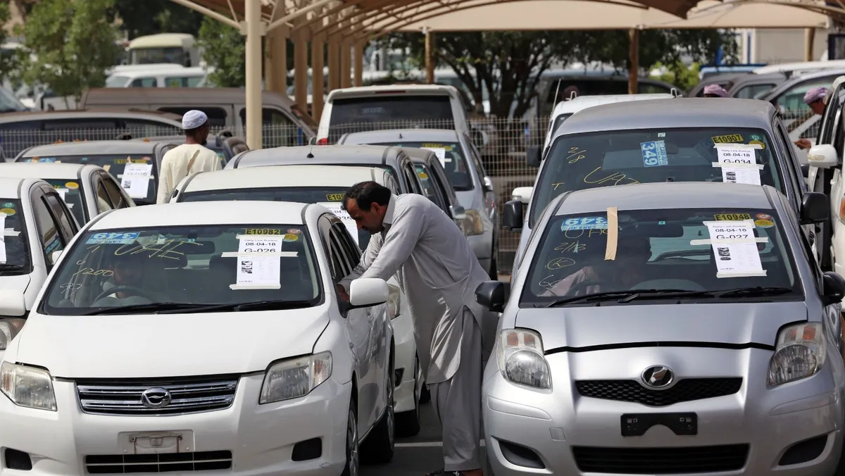 السيارات المستعملة في دبي: 55 ألف سيارة تدفق إلى إيران في نصف عام، 80% منها عبر الإمارات العربية المتحدة